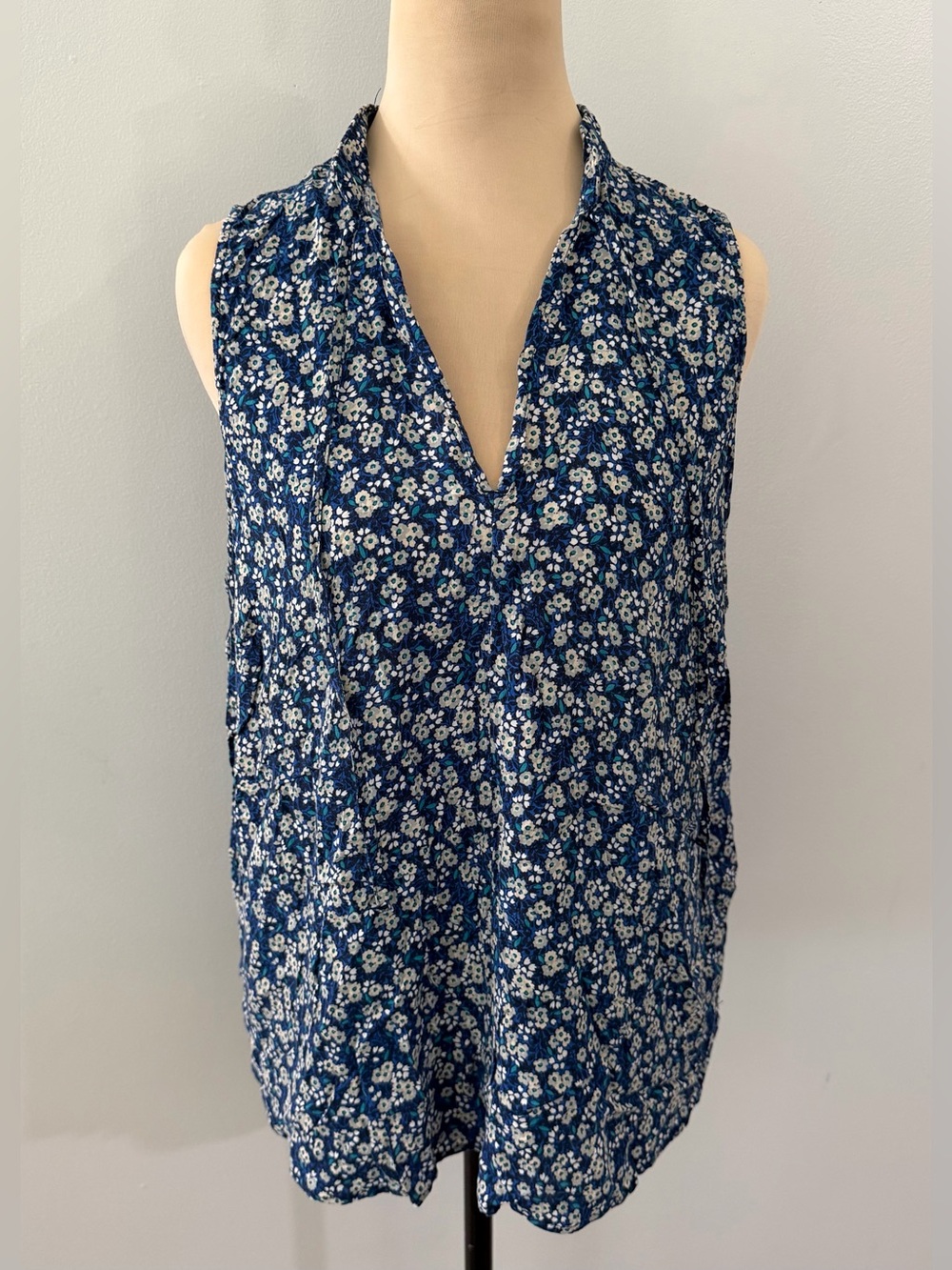 GAP Blue White Floral Tie V-Neck Sleeveless Women's Tank Shirt Blouse Camisole